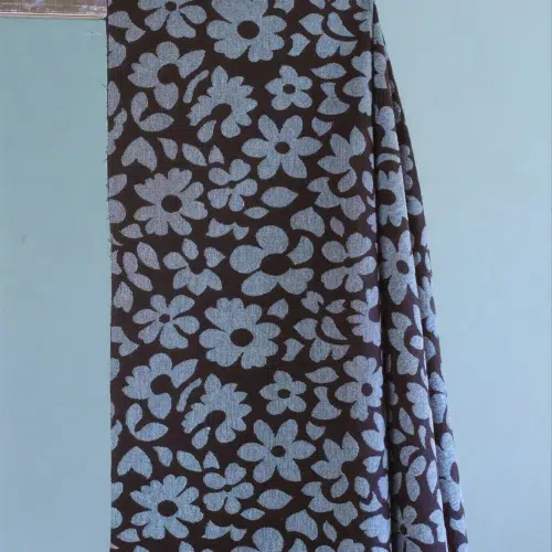 Aster Bloom Jacquard von Meet Milk – floraler Baumwoll-Jacquard als Meterware mit eingewebtem Blumenmuster