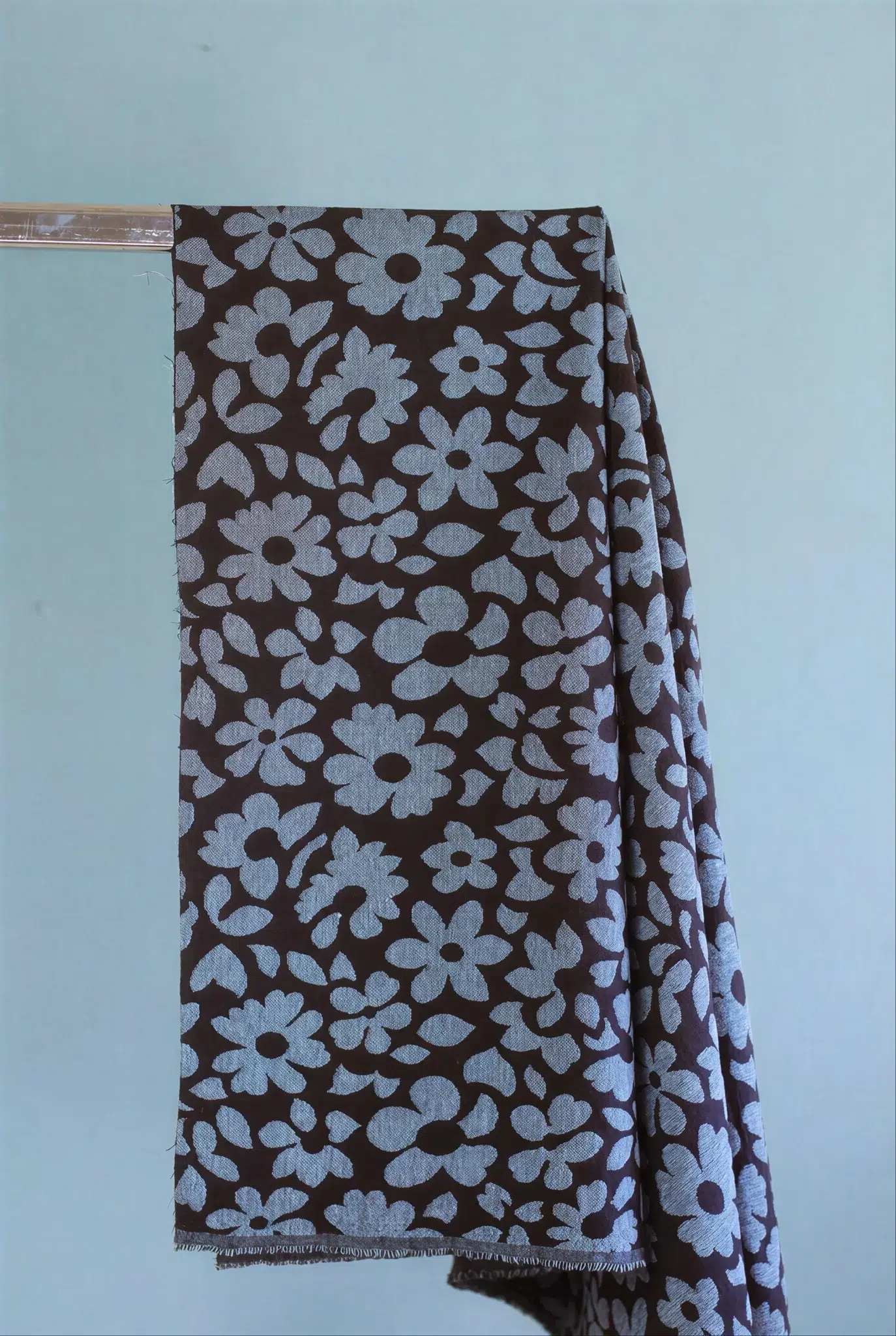 Aster Bloom Jacquard von Meet Milk – floraler Baumwoll-Jacquard als Meterware mit eingewebtem Blumenmuster