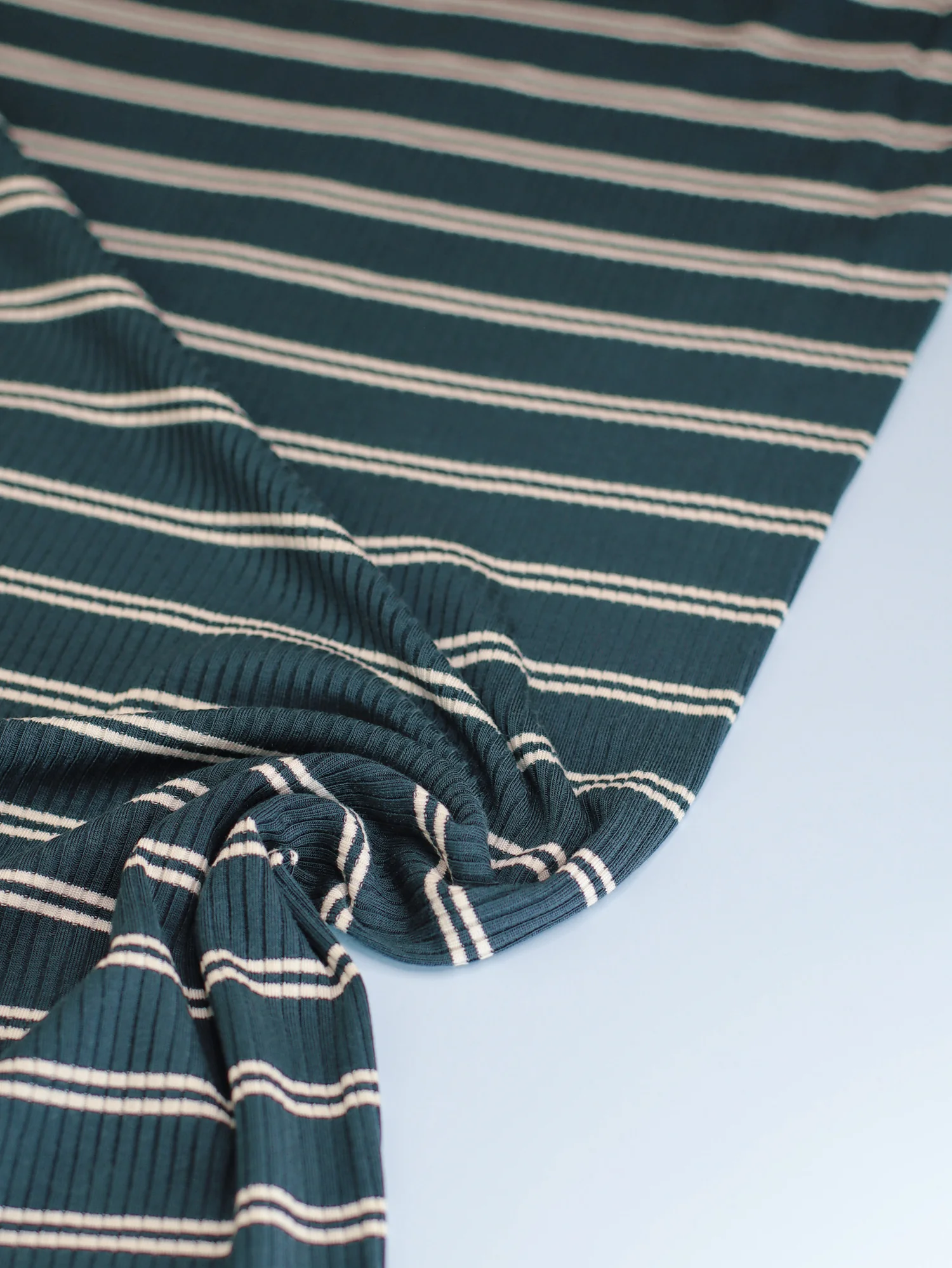 Derby Slim Stripe Jersey von Meet Milk – weicher TENCEL™ Modal Jersey mit feinem Streifenmuster als Meterware