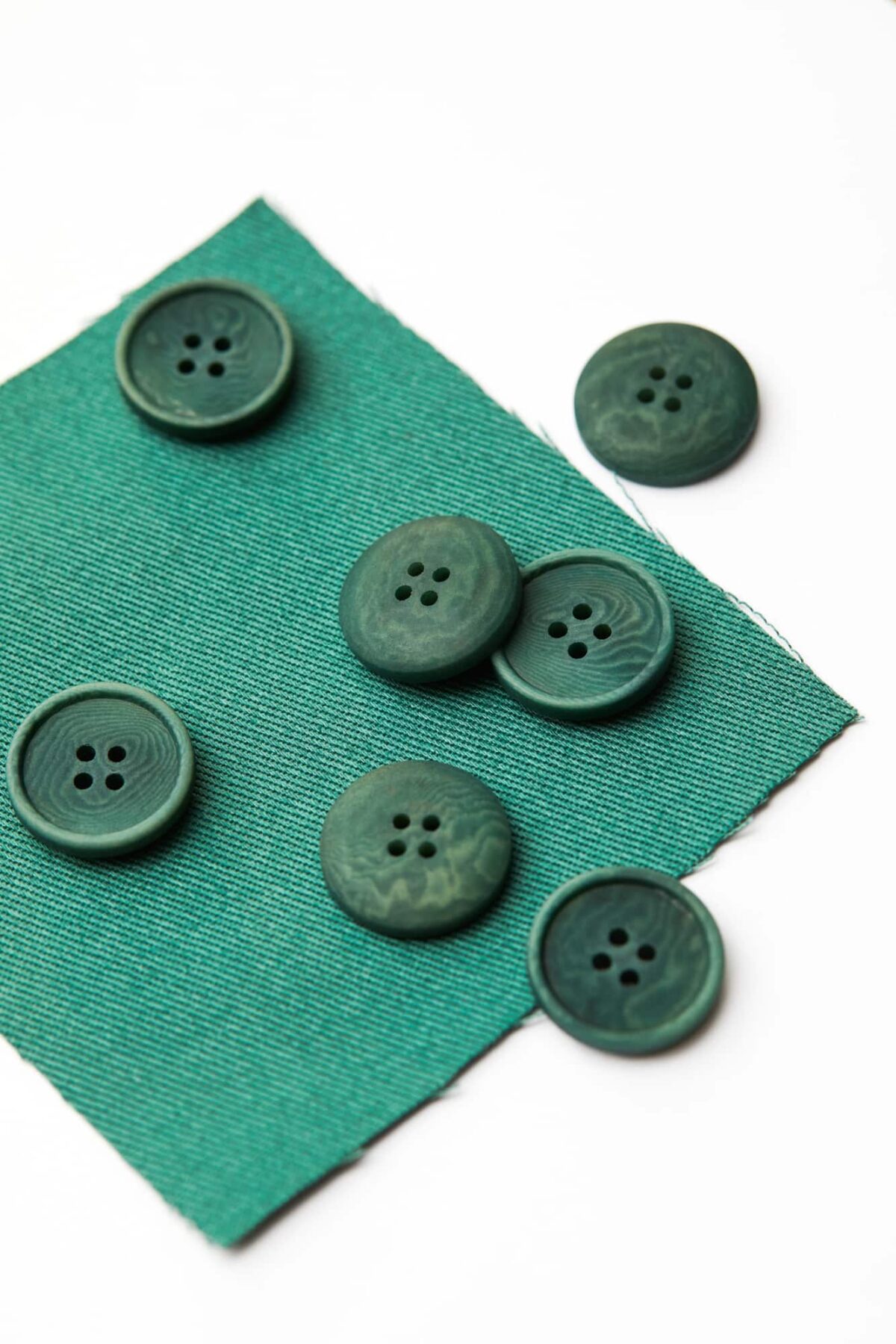 Mind the Maker: Blaze Corozo Button Chalky Green 20 mm