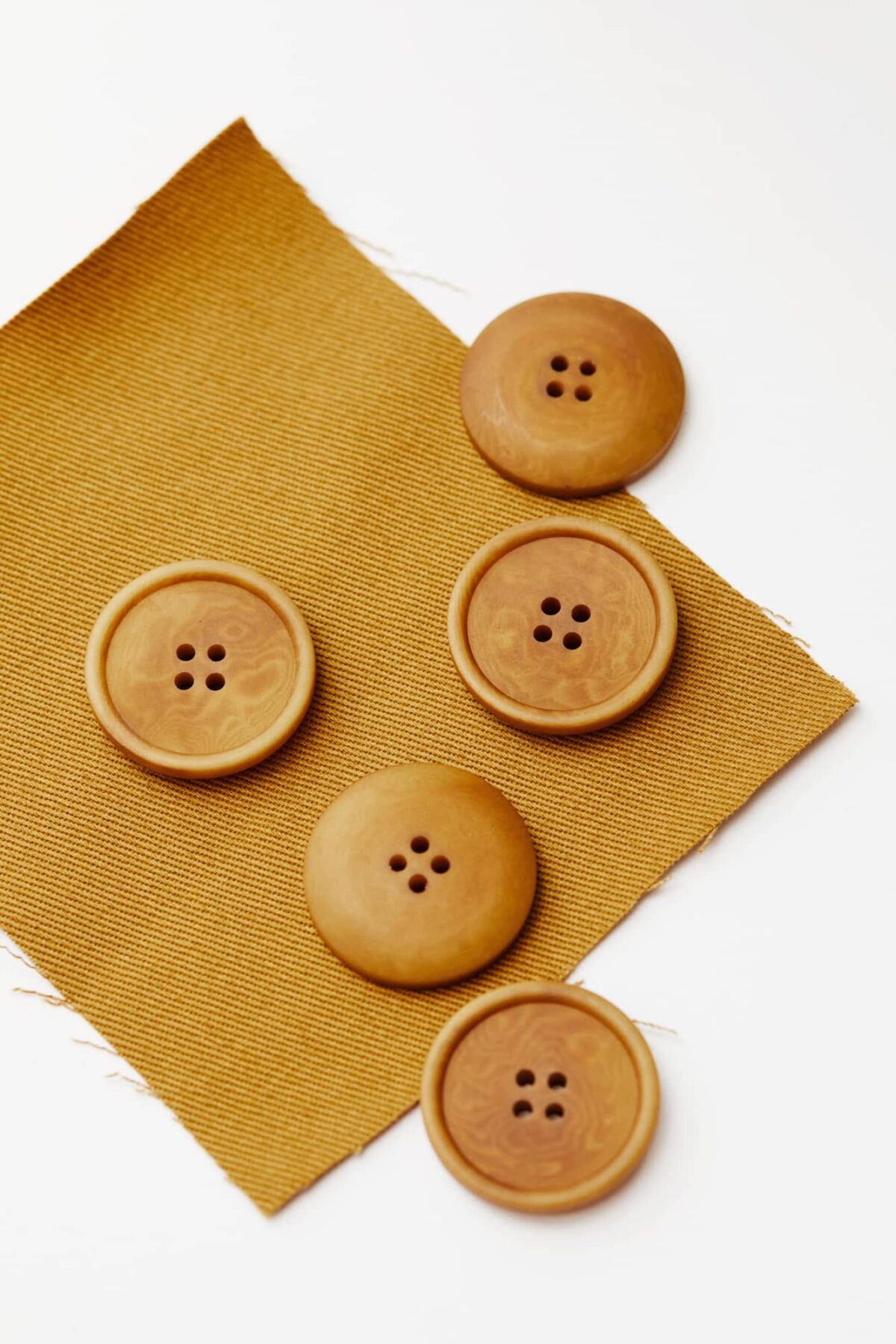 Mind the Maker: Blaze Corozo Button Dry Mustard 28 mm