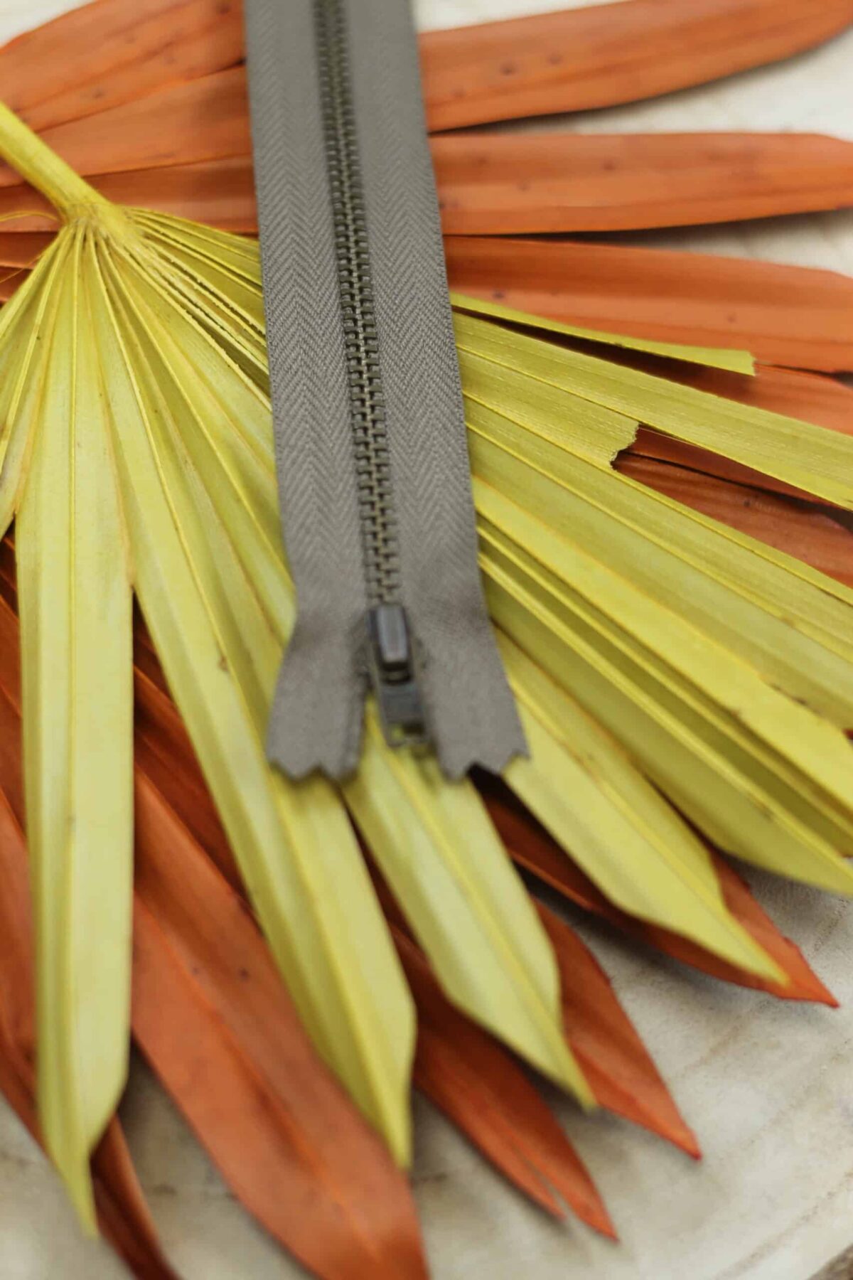 YKK: Metall-Reißverschluss "Farbe Sand 563" 8-20cm
