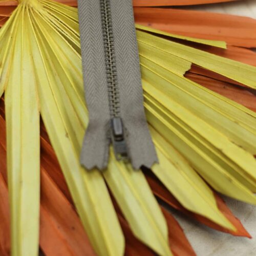 YKK: Metall-Reißverschluss "Farbe Sand 563" 8-20cm