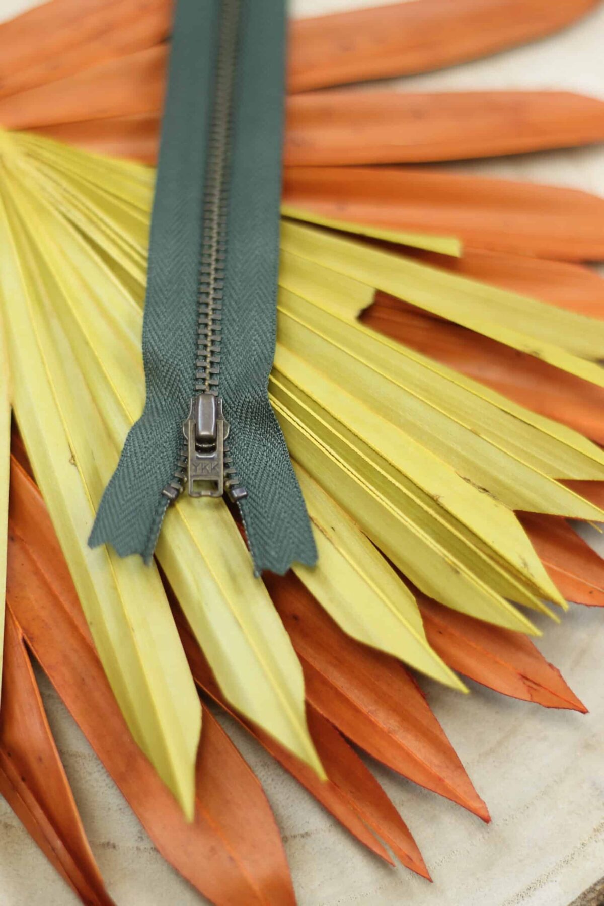 YKK: Metall-Reißverschluss "Farbe Khaki 576" 8-20cm