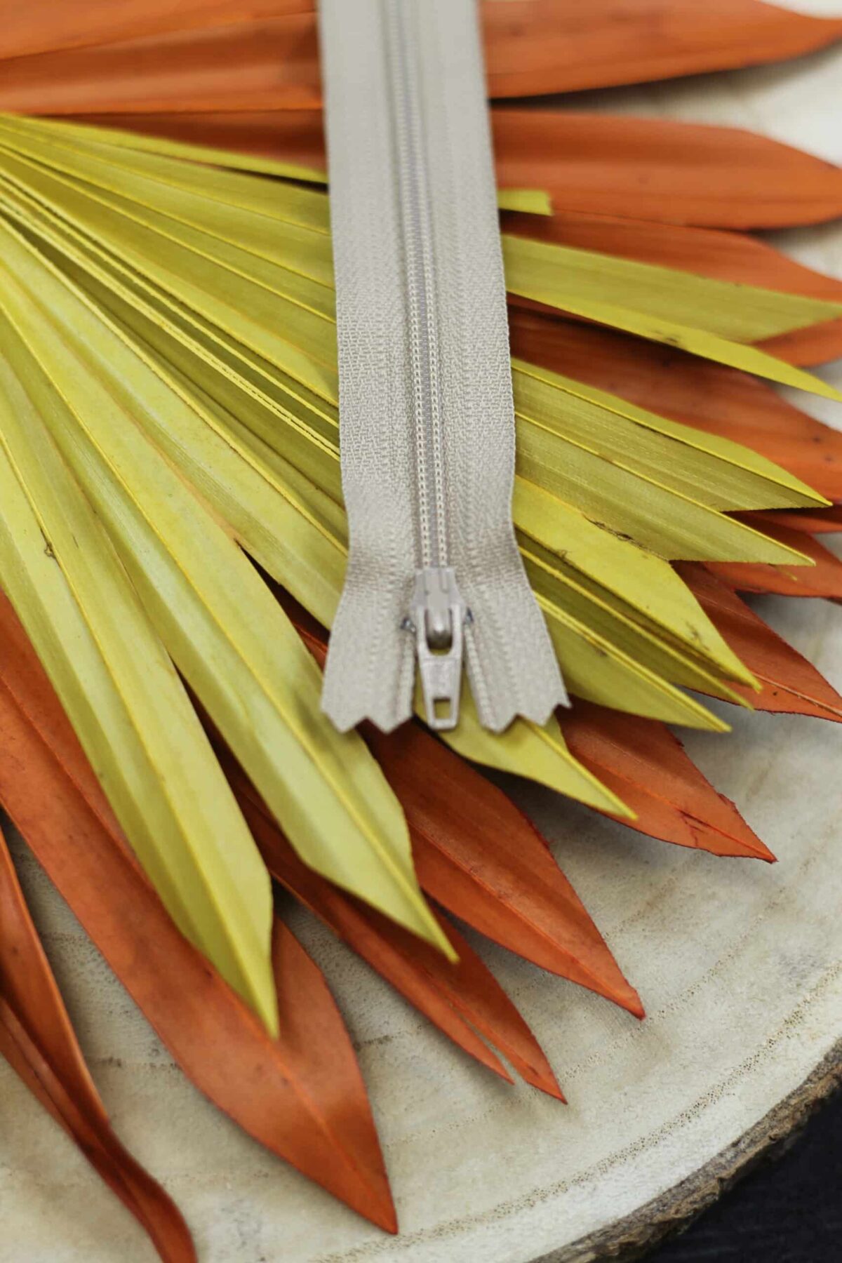 YKK: Reißverschluss "Farbe Sand 573" 12-40cm
