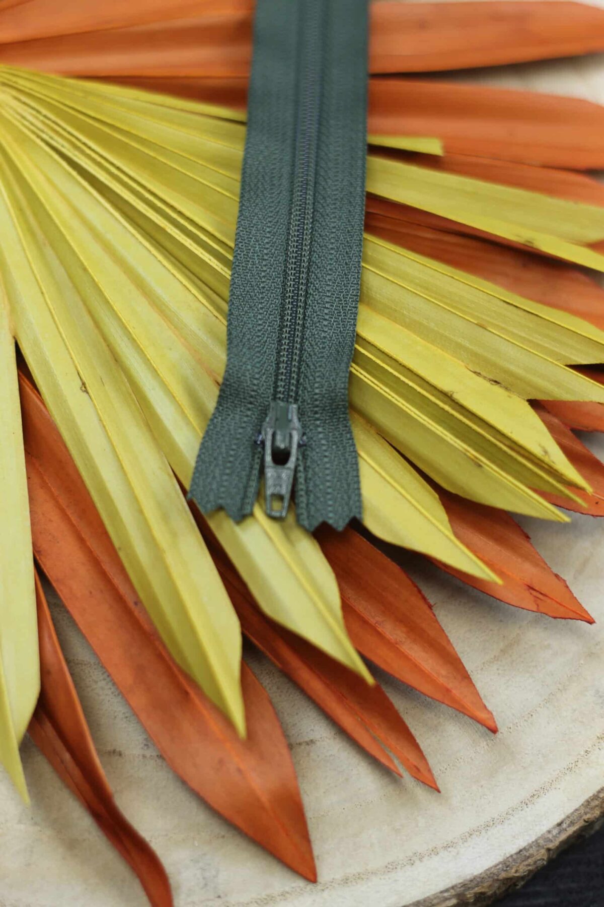 YKK: Reißverschluss "Farbe Khaki 567" 12-40cm