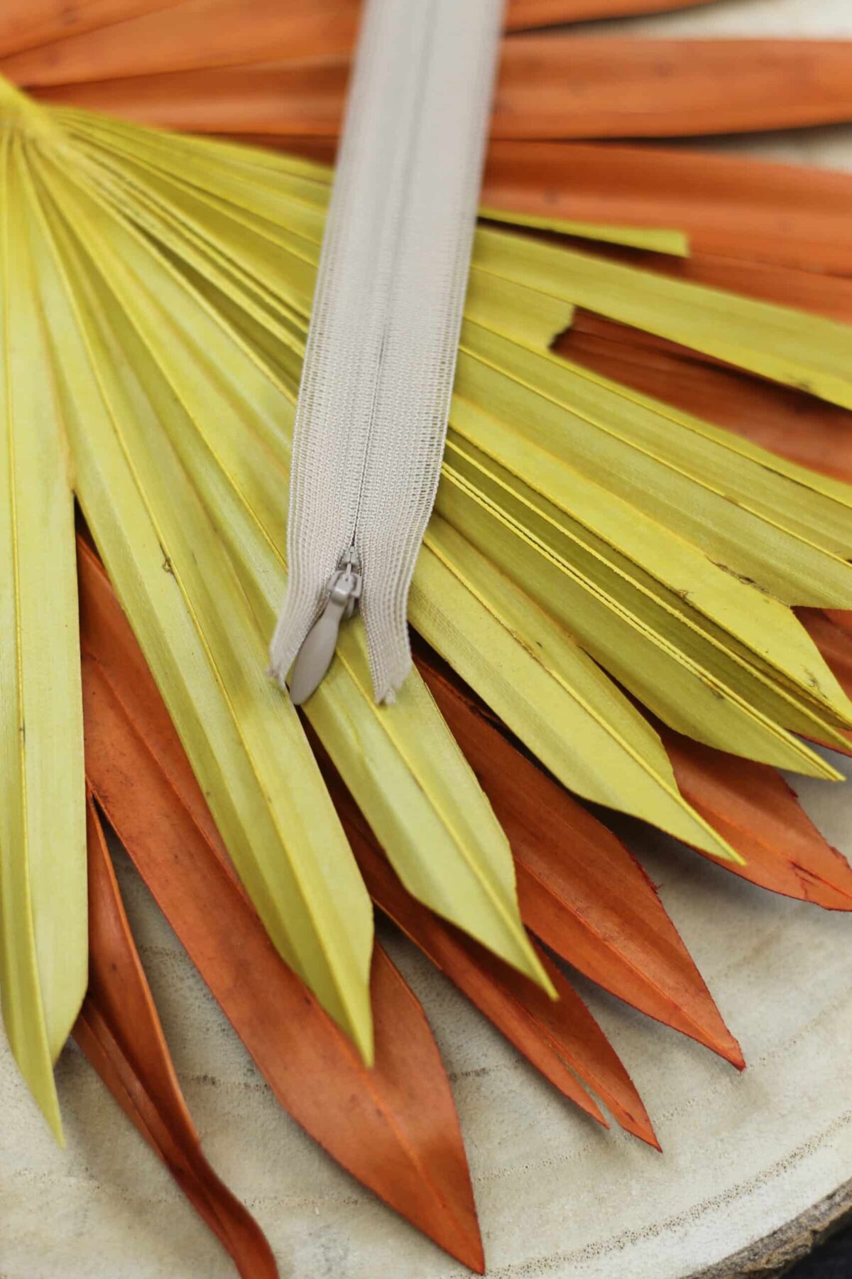YKK: Reißverschluss nahtverdeckt "Farbe Sand 573" 22-60cm