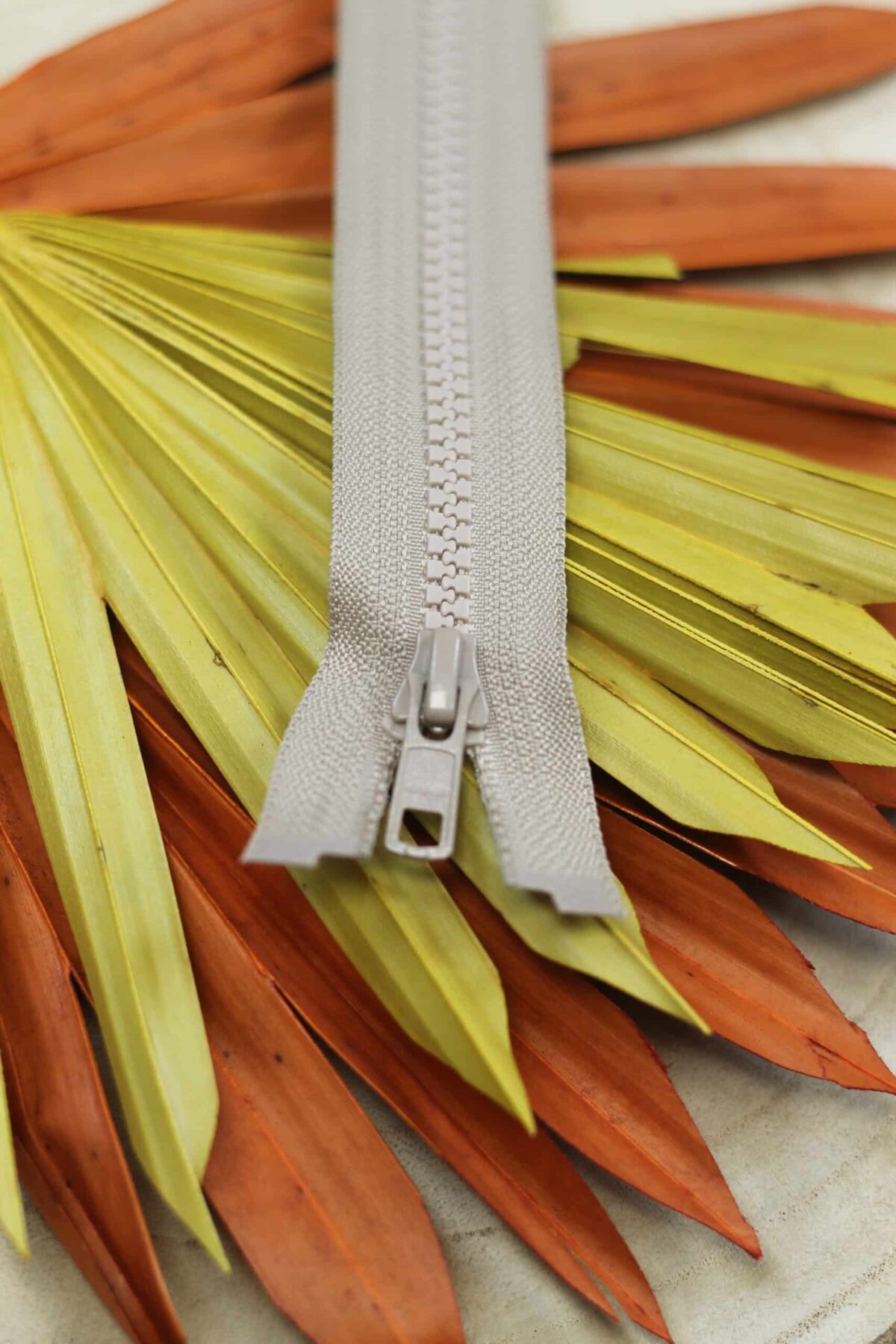 YKK: Reißverschluss teilbar "Farbe Sand 573" 25-80cm