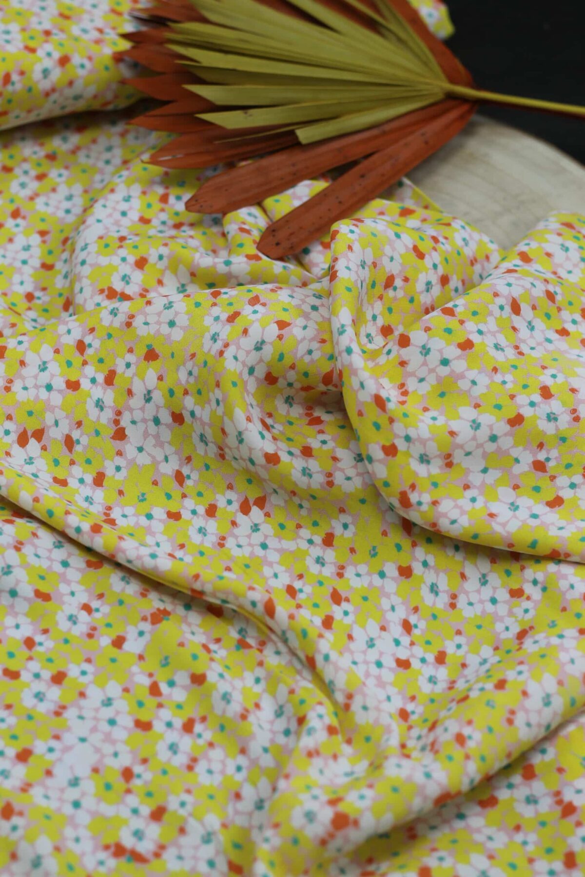 Italienischer Deadstock: Viskose "Blumenmuster Gelb" ***Reststück 0,90m***