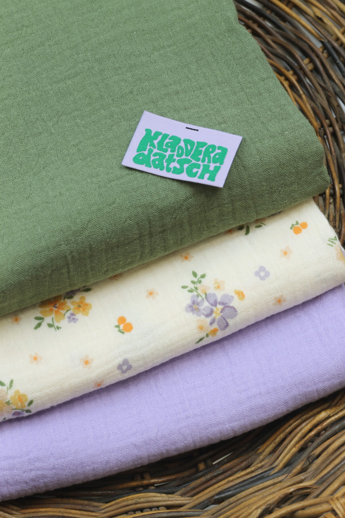 Nähset Tuch: Musselin Khaki, Lilac & Blümchen ecru mit Etikett