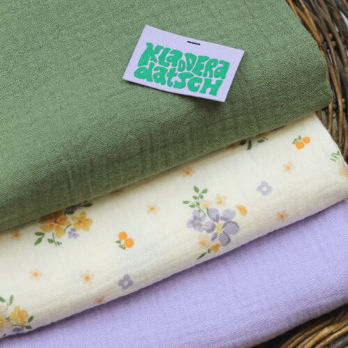 Nähset Tuch: Musselin Khaki, Lilac & Blümchen ecru mit Etikett