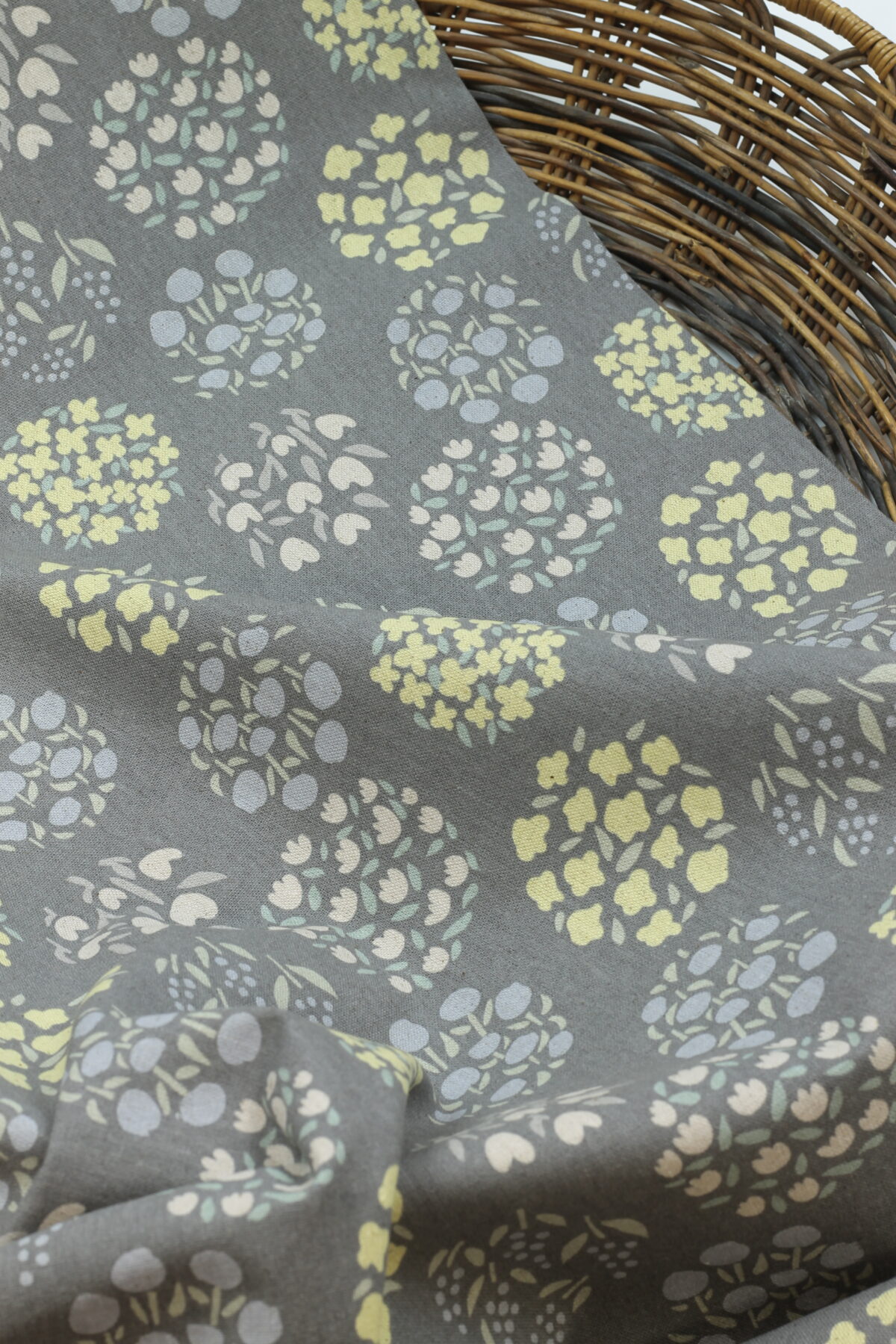 Kokka: Blumenmuster Light Grey