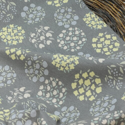 Kokka: Blumenmuster Light Grey