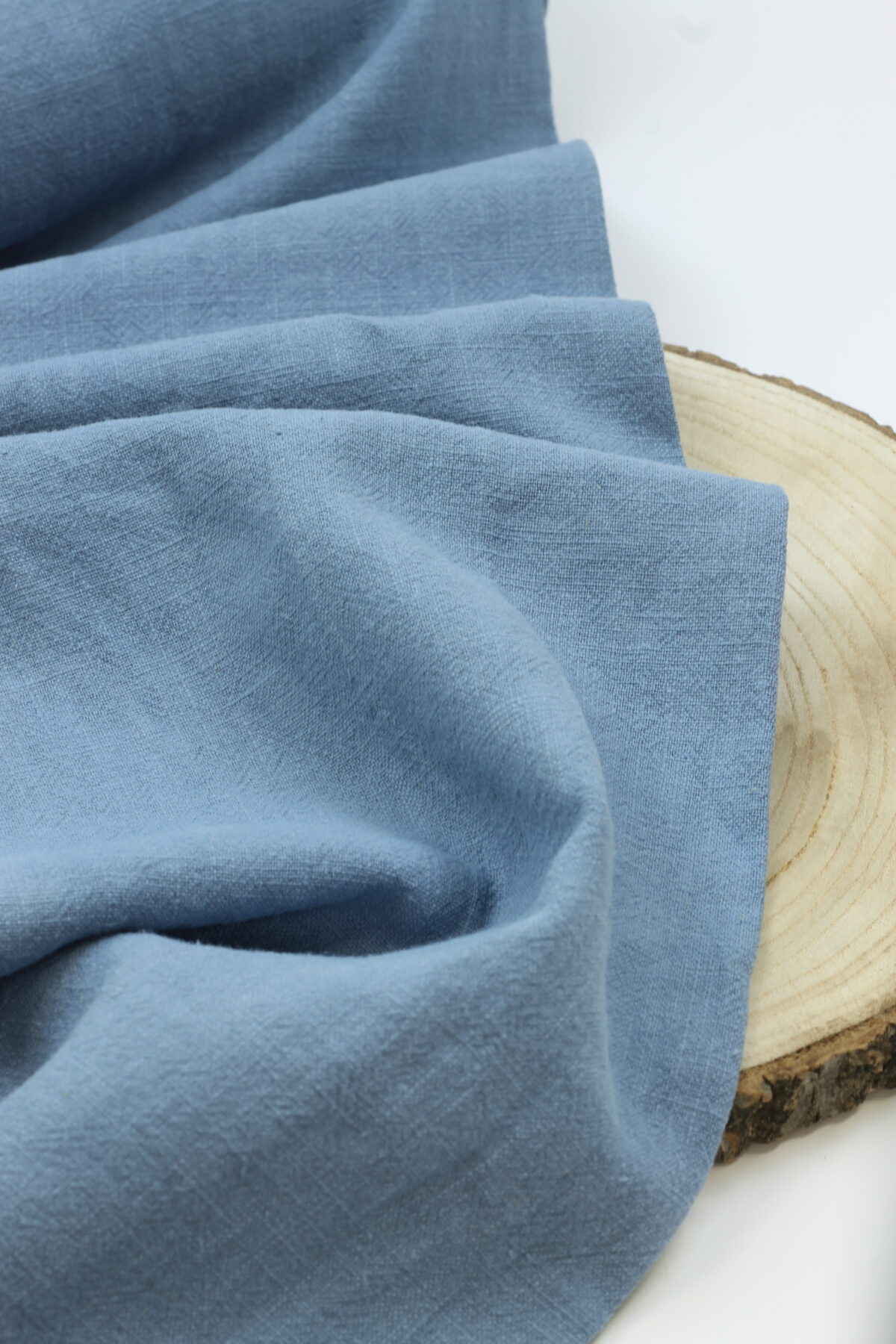 Stonewashed Leinenstoff als Meterware in Hellgrau - weich, vorgewaschen, naturbelassen Detailaufnahme von light jeans blue