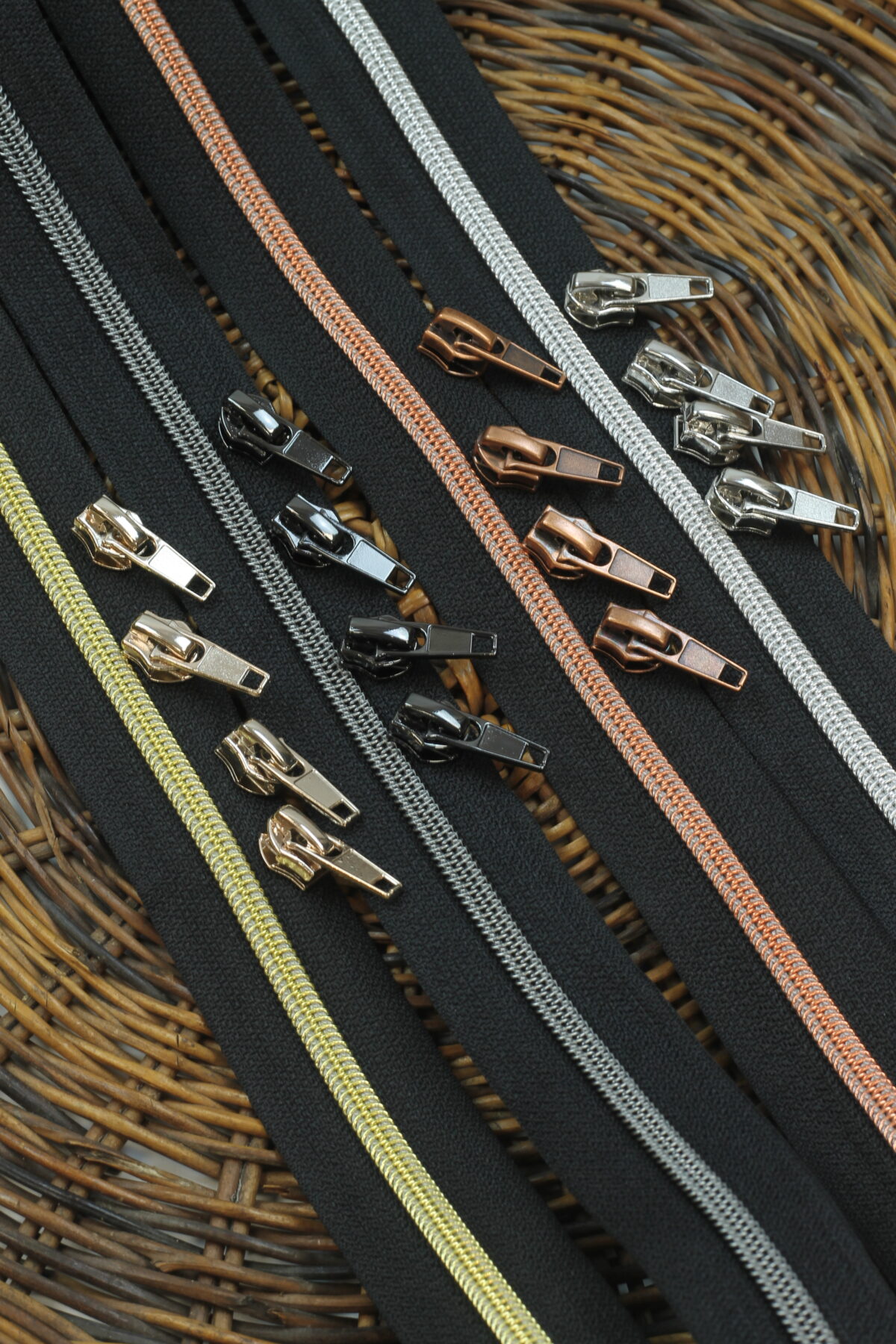 Endlos Reißverschluss metallisiert Schwarz, 1m mit 4 Zippern
