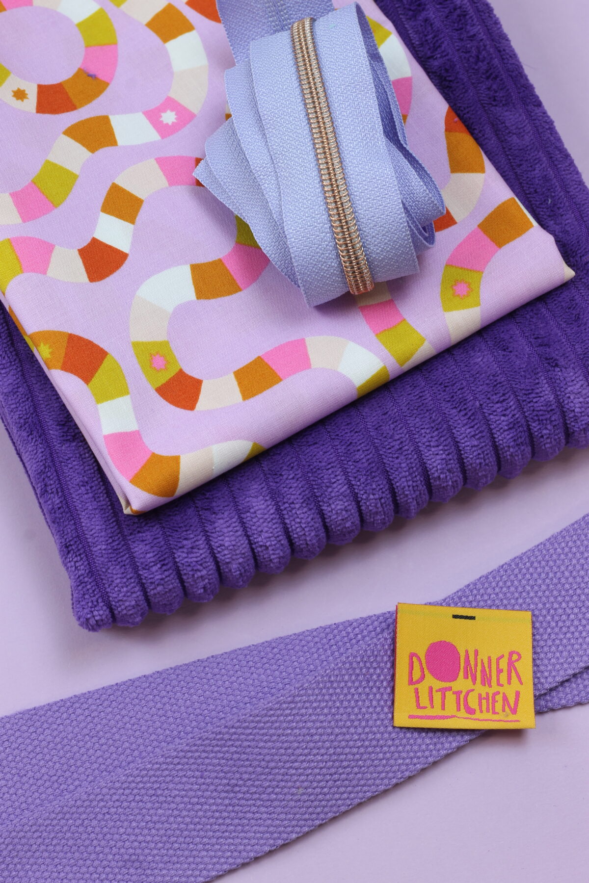 Nähset: Hipbag Inki groß "Breitcord Purple & Picture Book Game on Macaron"