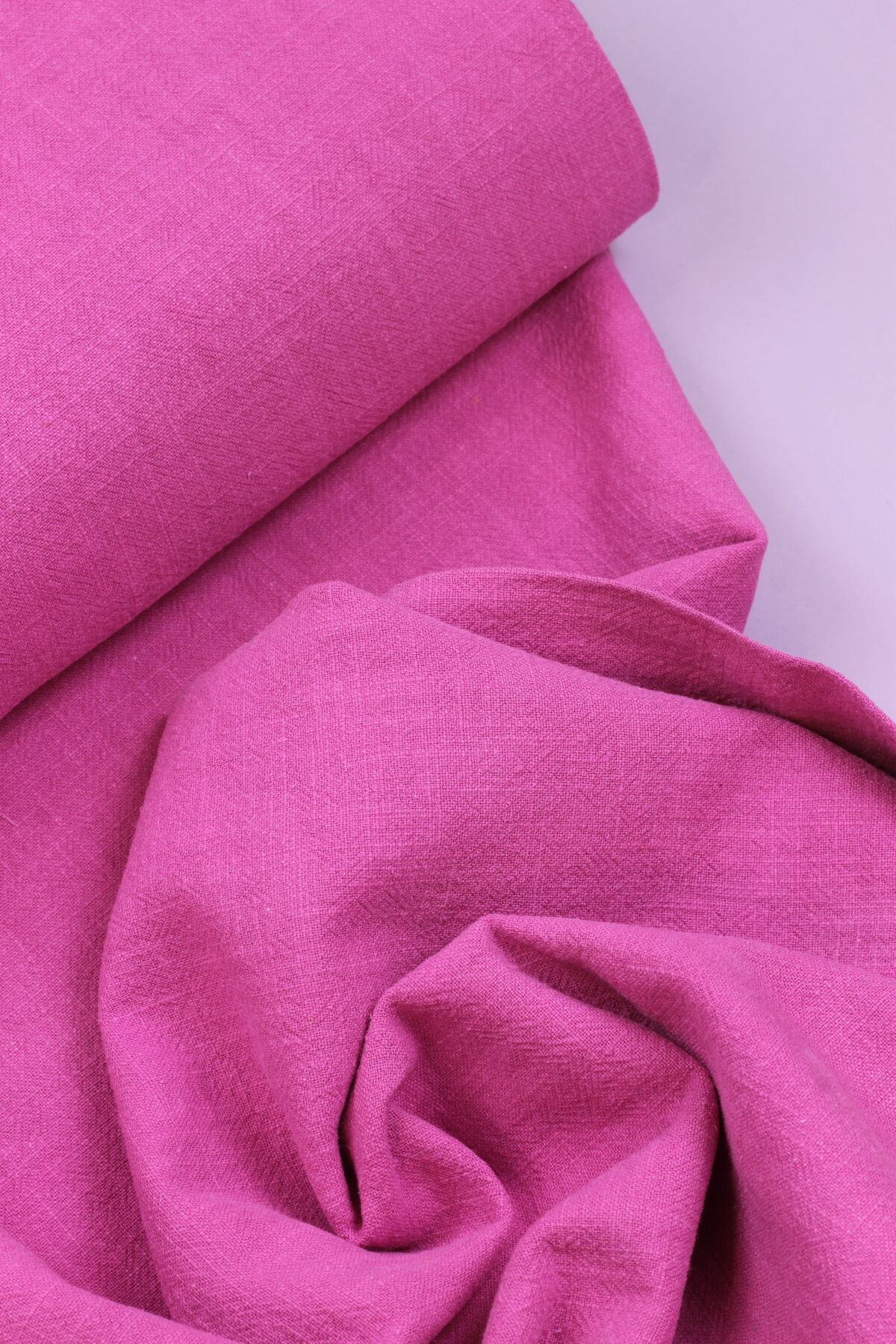 Stonewashed Leinenstoff als Meterware in Hellgrau - weich, vorgewaschen, naturbelassen Detailaufnahme von Fuchsia