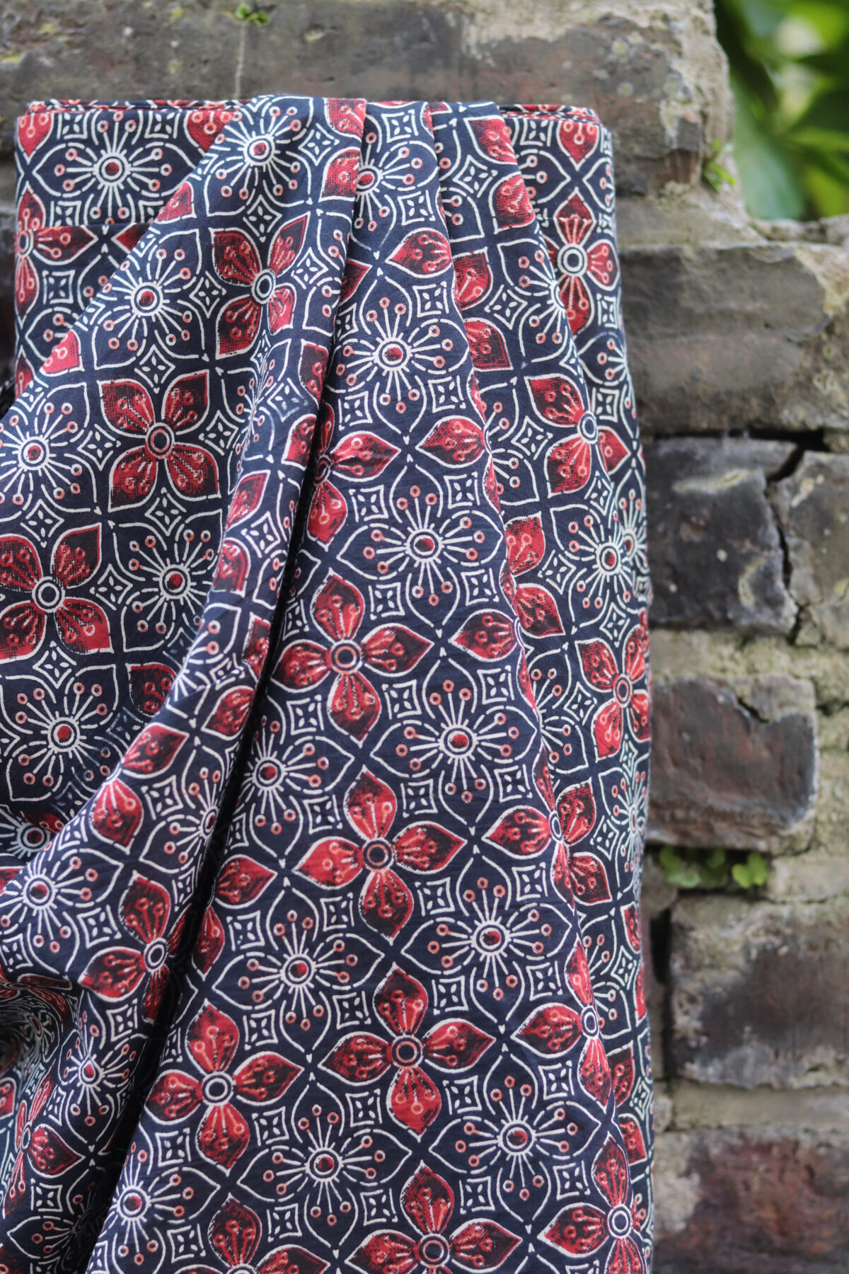 Leichter Indian Blockprint Stoff Voile 100 % Baumwolle handgedrucktem Muster – 145 cm breit, perfekt Bekleidung Blusen Kleider Boho Tücher schal kreative DIY-Projekte Bochum Stoffgeschäft Meter Indigo/Red Bild