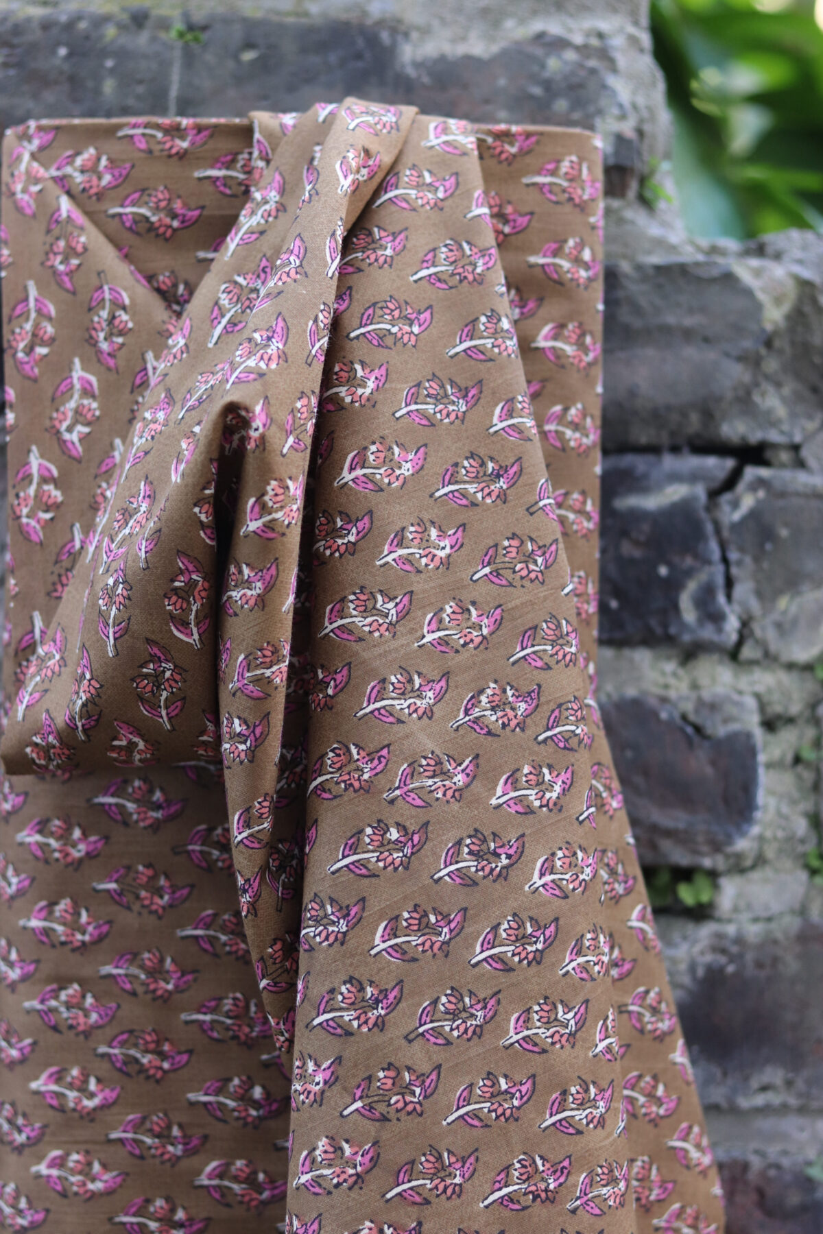 Indian Blockprint Voile – 100 % Baumwolle, leicht & handbedruckt (80 g/m², 145 cm breit) Khaki/Rosé – Bild 3