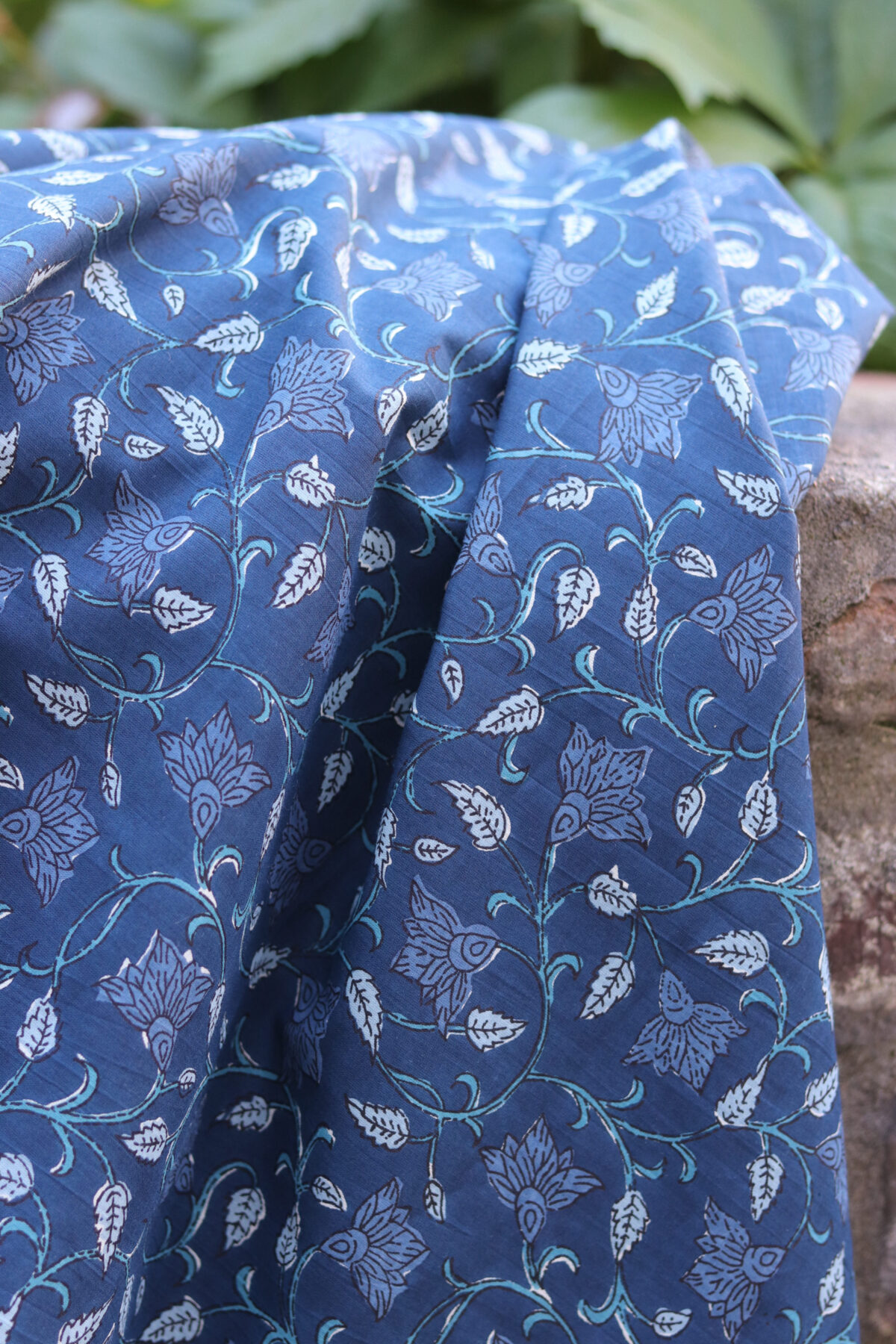 Leichter Indian Blockprint Stoff Voile 100 % Baumwolle handgedrucktem Muster – 145 cm breit, perfekt Bekleidung Blusen Kleider Boho Tücher schal kreative DIY-Projekte Bochum Stoffgeschäft Meter Leaves denim blue