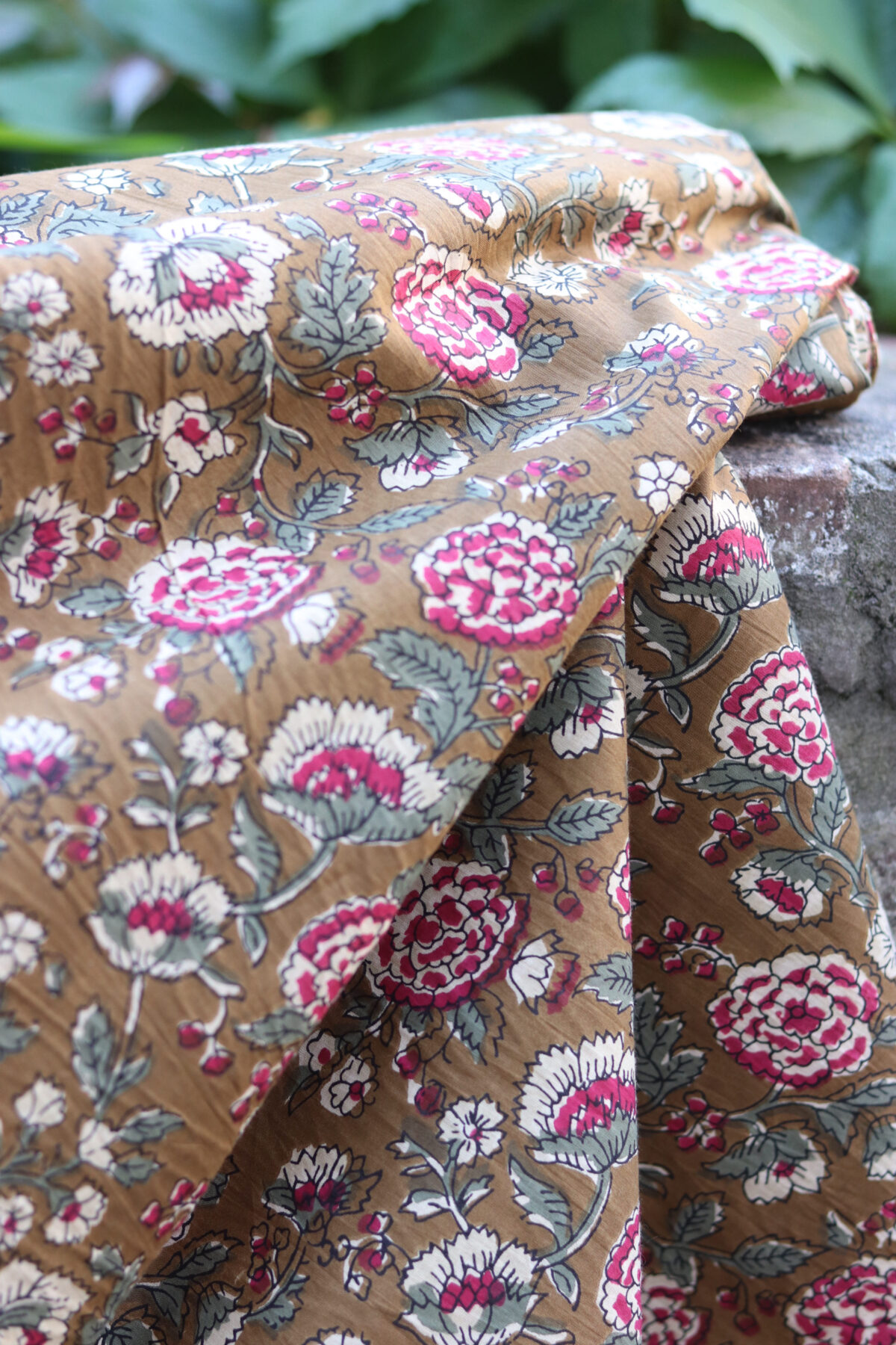 Leichter Indian Blockprint Stoff Voile 100 % Baumwolle handgedrucktem Muster – 145 cm breit, perfekt Bekleidung Blusen Kleider Boho Tücher schal kreative DIY-Projekte Bochum Stoffgeschäft Meter Khaki/Wine