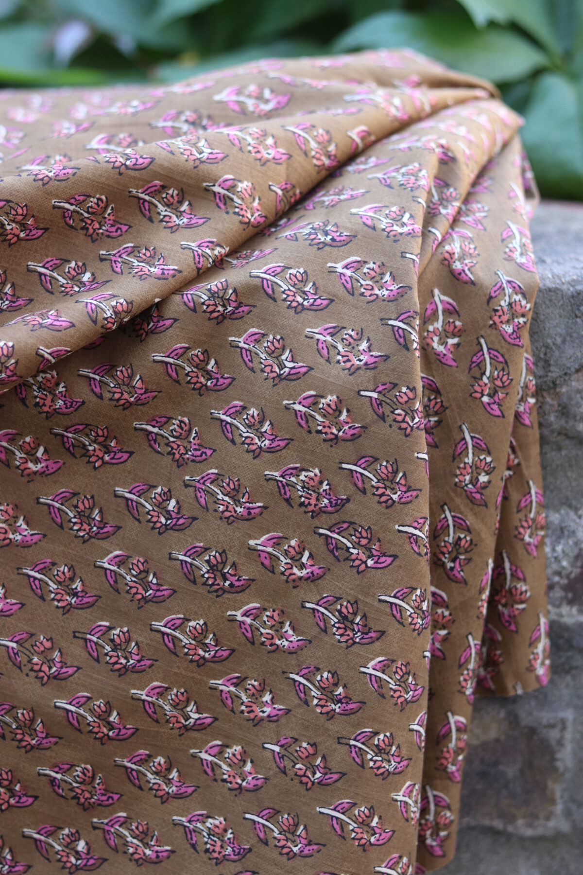 Leichter Indian Blockprint Stoff Voile 100 % Baumwolle handgedrucktem Muster – 145 cm breit, perfekt Bekleidung Blusen Kleider Boho Tücher schal kreative DIY-Projekte Bochum Stoffgeschäft Meter Khaki/Rose