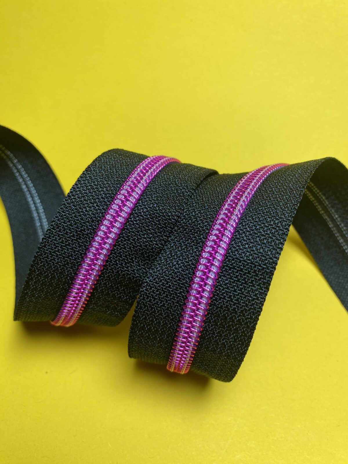 Endlos Reißverschluss metallisiert Pinke Raupe Schwarz