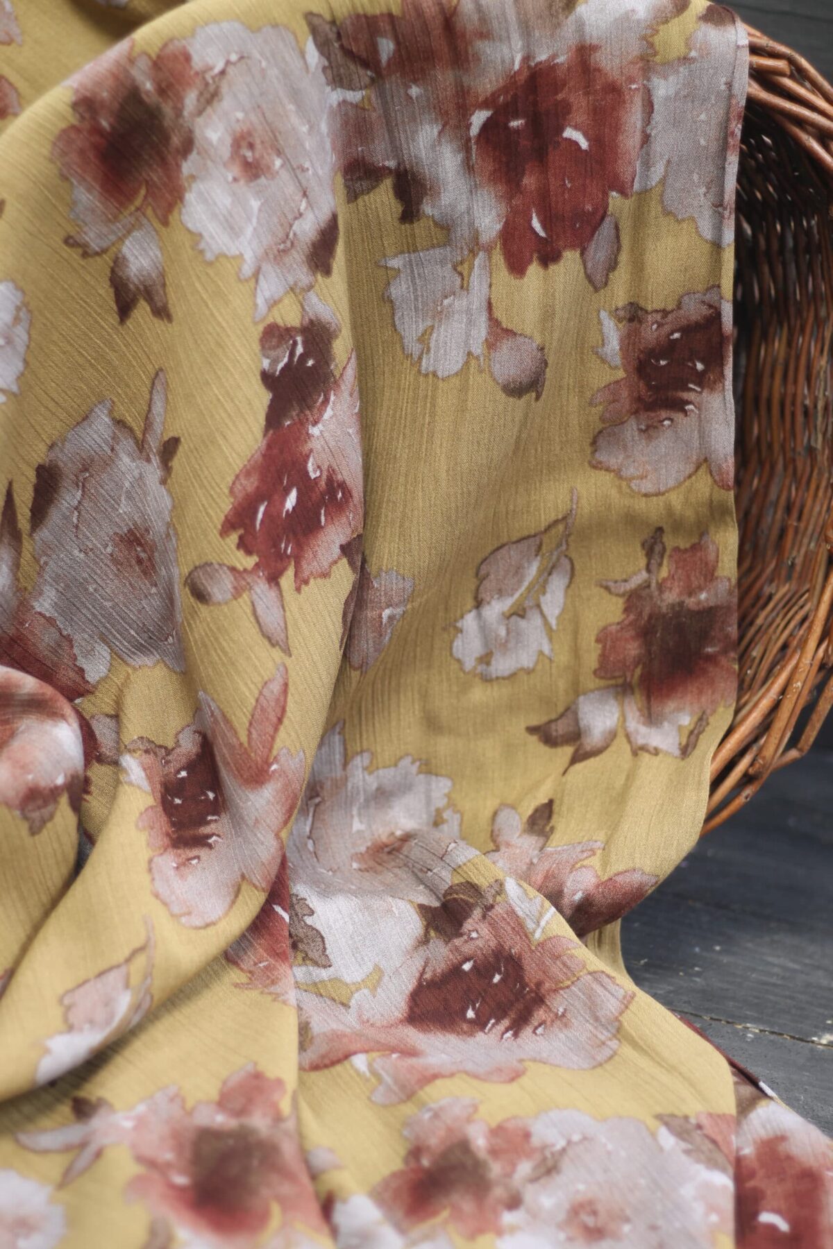 R. Kaufman: Rayon Crinkle "Sunset Studio Collection" Große Blumen Mustard ***RESTSTÜCK 130cm***