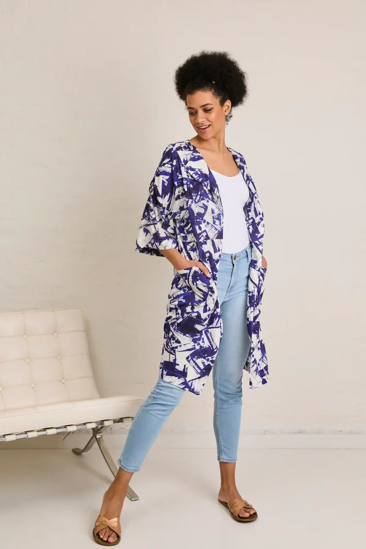 Atelier Jupe: "Viskose with white and blue graphic Print" – Bild 3