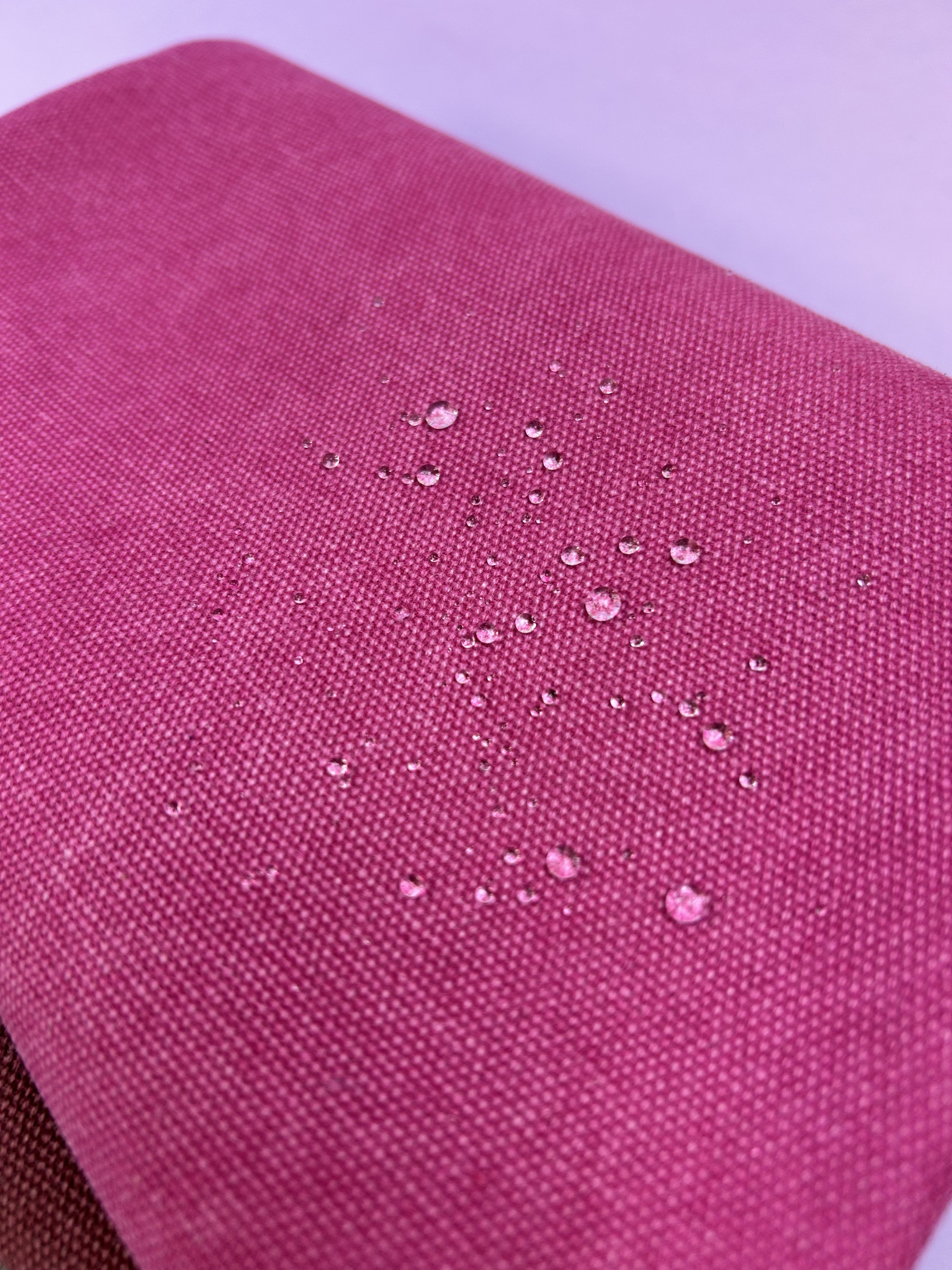 Detailaufnahme des Waxed Canvas Stoffes – wasserabweisend & strapazierfähig