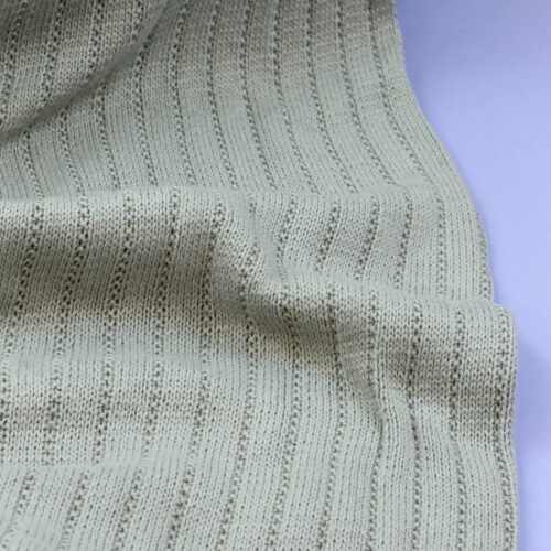 Wunderschöner feiner Baumwoll Strickstoff mit feinem Perl-Strick-Muster in zwei Farben. Ideal für Stickjacken und Pullis Stoffbreite: 140 cm Gewicht: 525 gr/m2 Zusammensetzung: 100 % Baumwolle waschbar bei 30 Grad