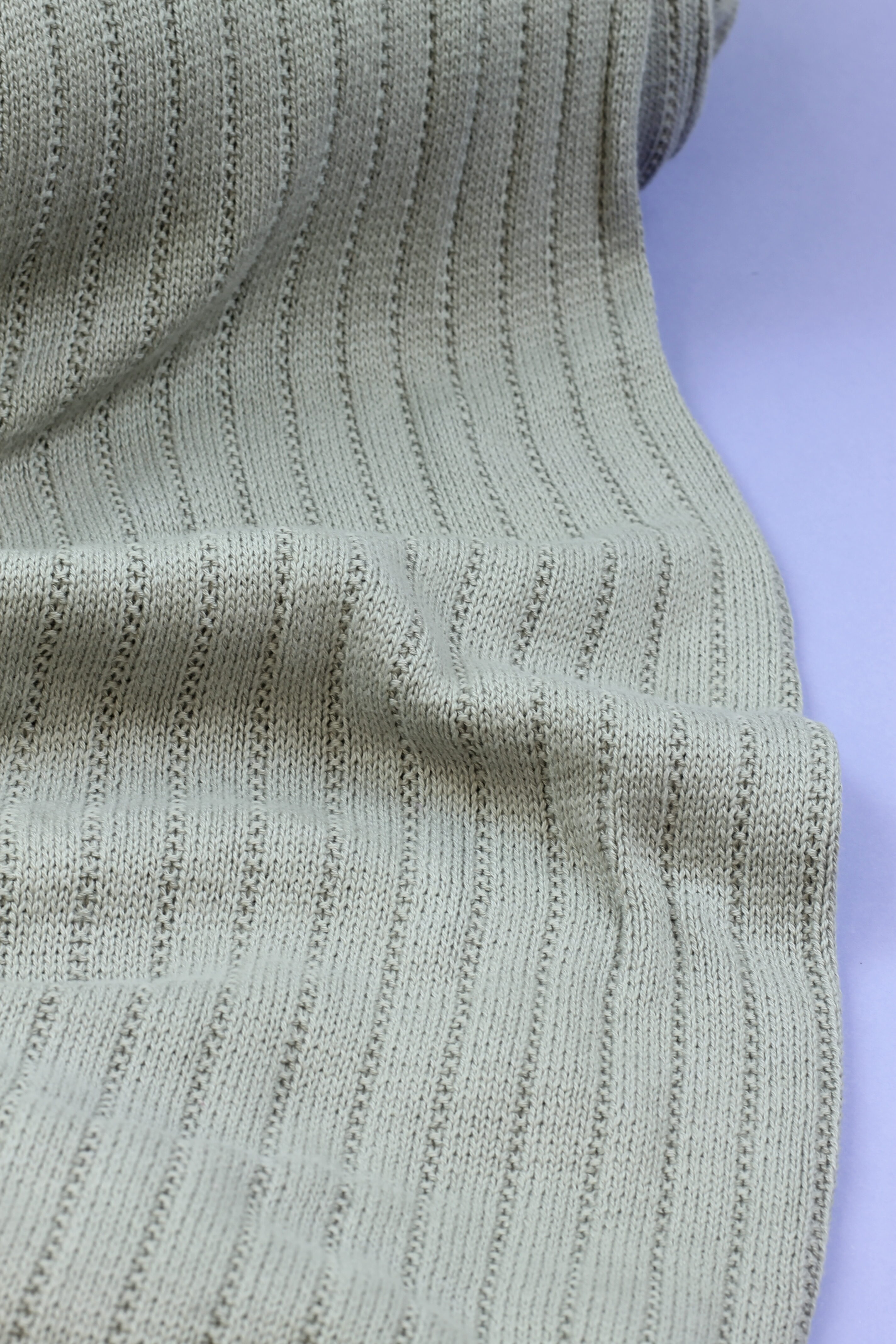 Wunderschöner feiner Baumwoll Strickstoff mit feinem Perl-Strick-Muster in zwei Farben. Ideal für Stickjacken und Pullis Stoffbreite: 140 cm Gewicht: 525 gr/m2 Zusammensetzung: 100 % Baumwolle waschbar bei 30 Grad