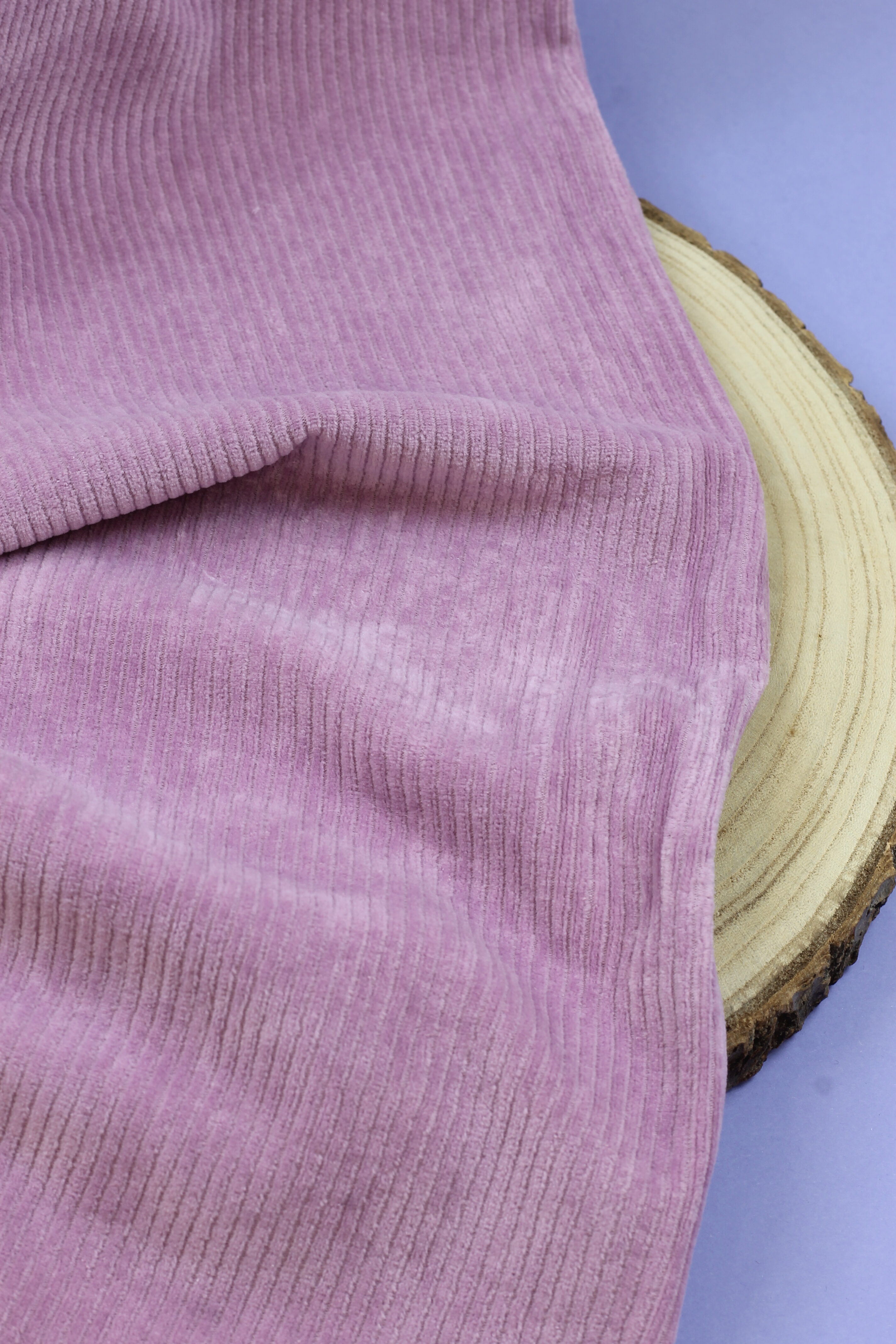 Cordjersey Juna von Swafing in Nahaufnahme mit Rippenstruktur flieder